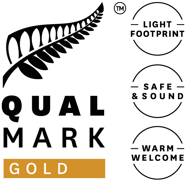 Qualmark Gold Award Logo Stacked - Footer